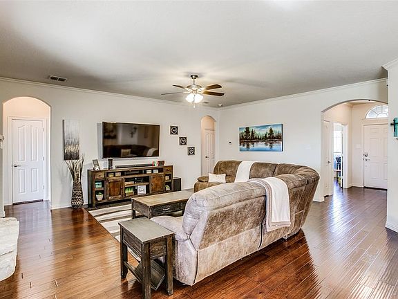 4th image of 1502 Oak Park Ln