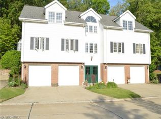 207 S Oval Dr, Chardon, OH 44024