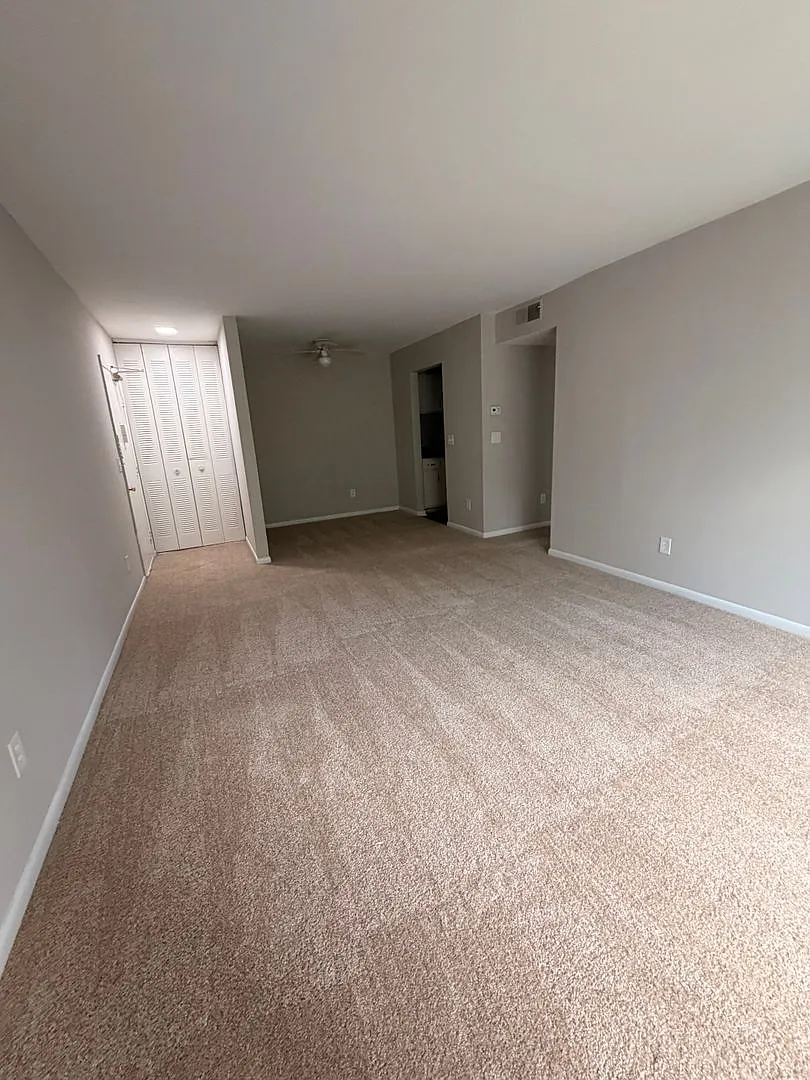 Looking For Convenience? Well, Look No Further! Located directly on the Lynx Blue Line 15 minutes... — Photo 4