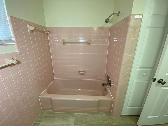 5th image of 635 E Roberts St