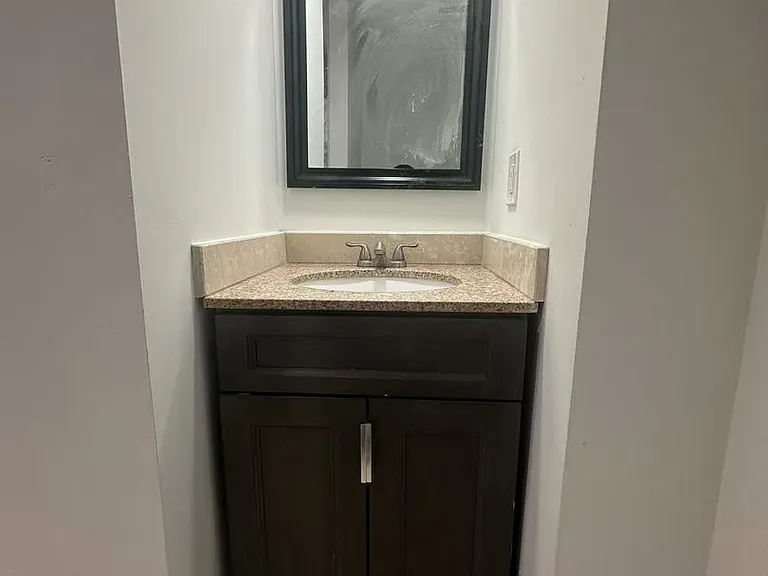 915 Washington Av — Photo 16