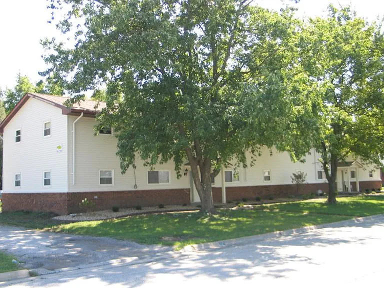 1008 Charlotte Dr — Photo 1