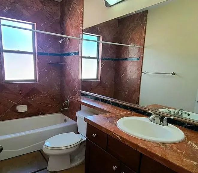 Beautiful 4 bed, 3 bath home near UofA Campus! — Photo 12