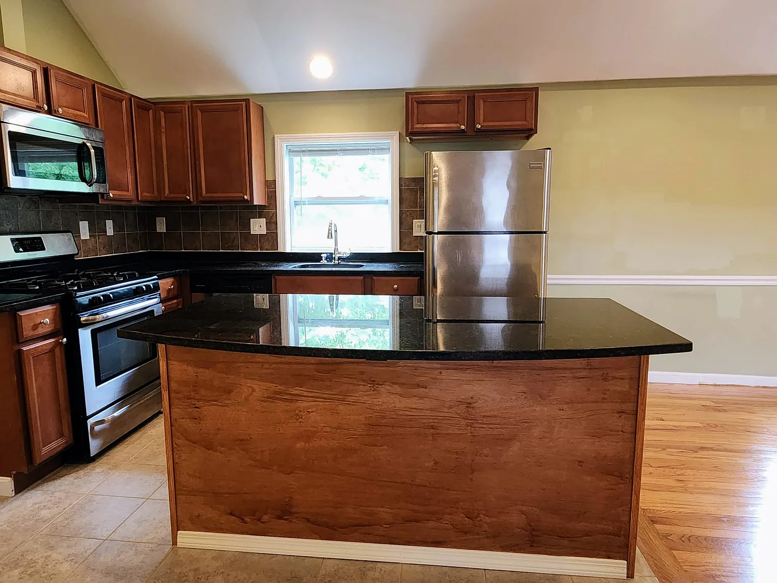 3 bed, 1350 sqft, $3,200 — Photo 4
