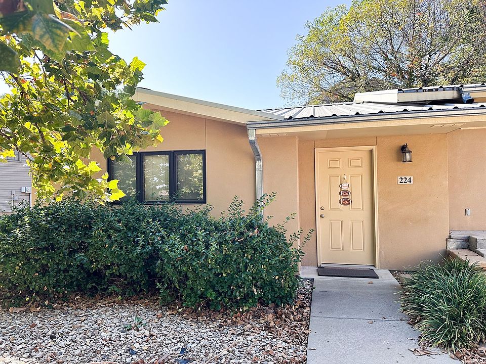 1st image of 224 S Oak Pl #224