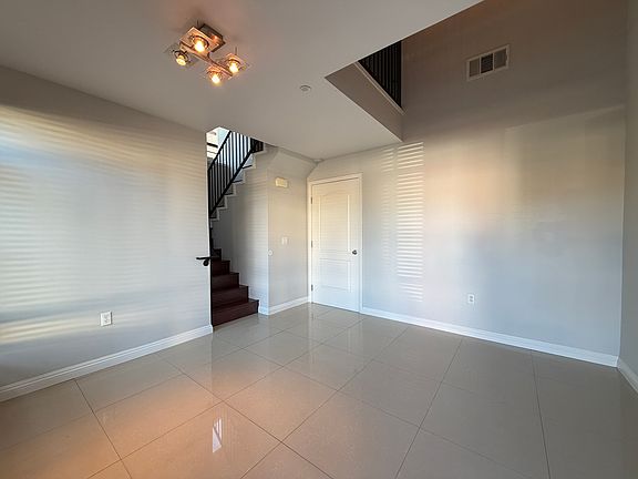 5th image of 1276 Elm Ave #B
