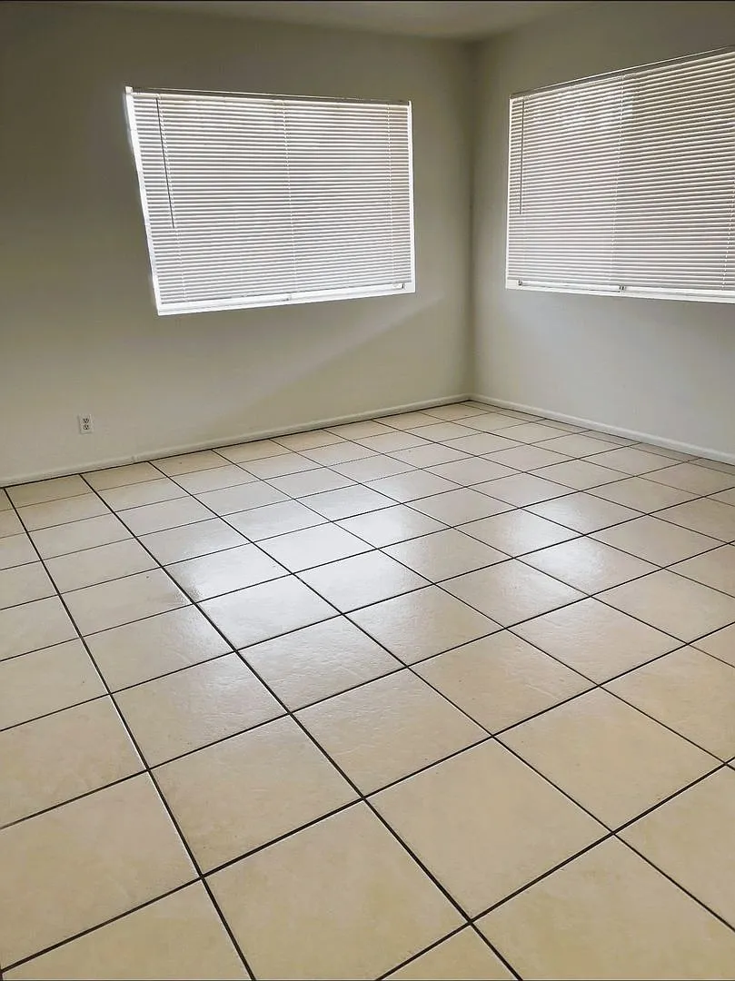 Spacious...Melrose District 2 bed with Private yard! Move in Specials.... — Photo 4