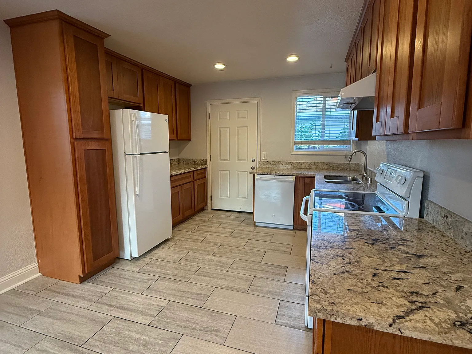 2 bed, 866 sqft, $2,650 — Photo 3