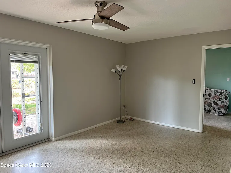 987 Kings Post Rd — Photo 8