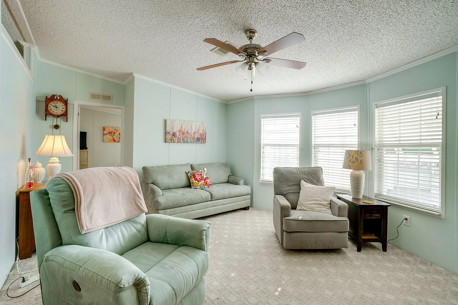 4 bed, 2.0 bath, 1689 sqft, $2,742 — Photo 3
