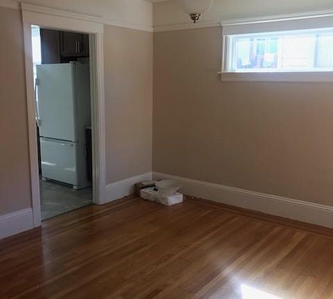 5th image of 122 Lawrence Ave