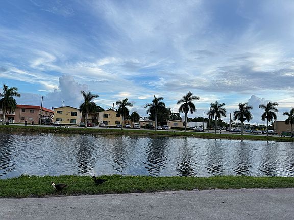 3rd image of 1999 N Glades Dr #1B-1Ba-800Sqft