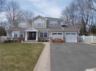 118 Barraud Dr, Port Jefferson Station, NY 11776