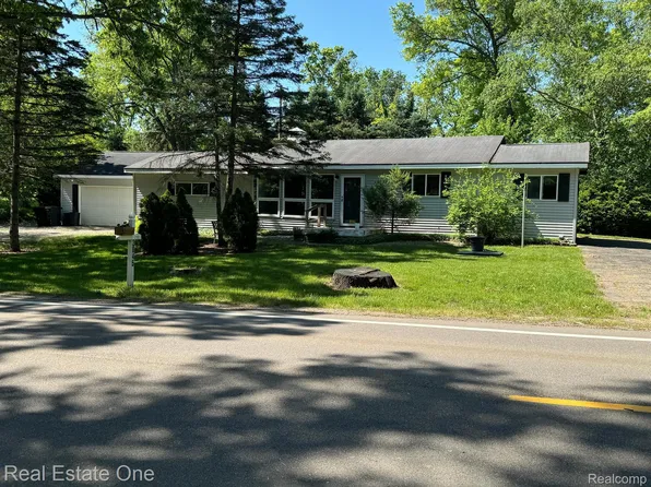 2845 W Commerce Rd, Milford, MI 48380