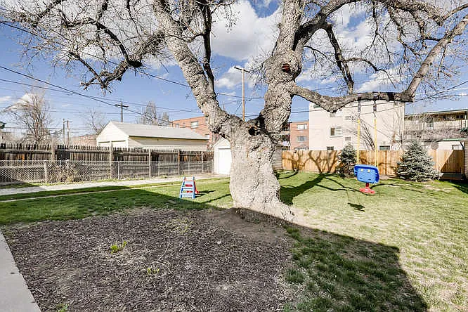 1370 Xanthia St — Photo 22