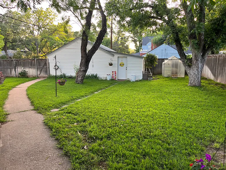 1166 Albany St — Photo 49