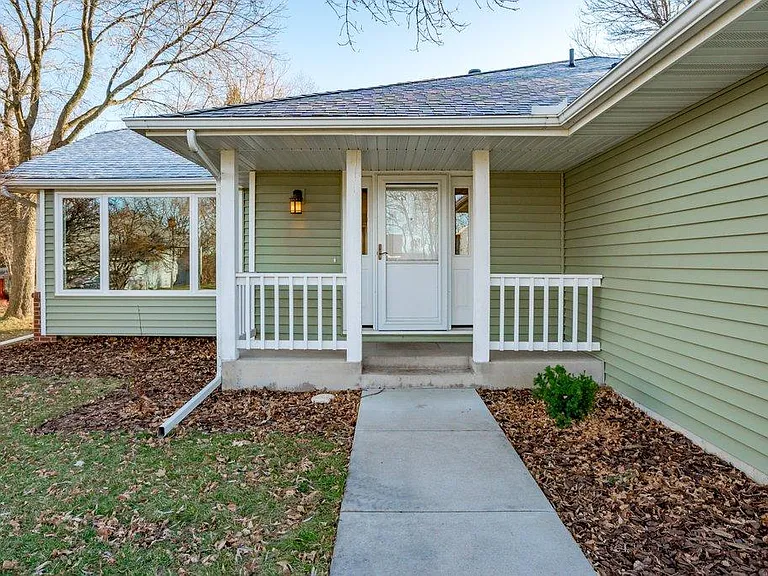 14813 Interlachen Ln — Photo 2