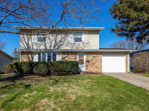 2904 Avalon Dr, Bettendorf, IA 52722
