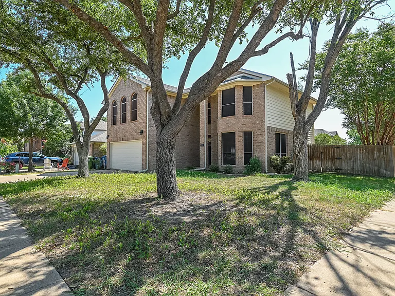 2100 Newport Dr — Photo 2