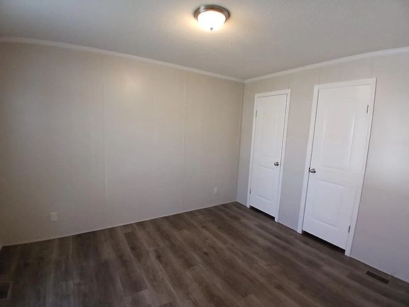 4th image of 614 Carriage Lane Est