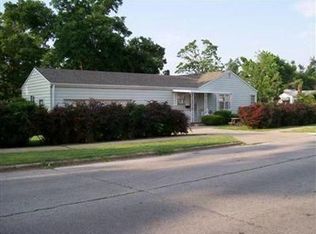 1561 S Pickwick Ave, Springfield, MO 65804