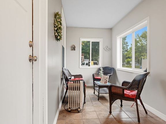 2nd image of 42 Glen St #44