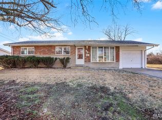 1820 Swallow Ln, Florissant, MO 63031