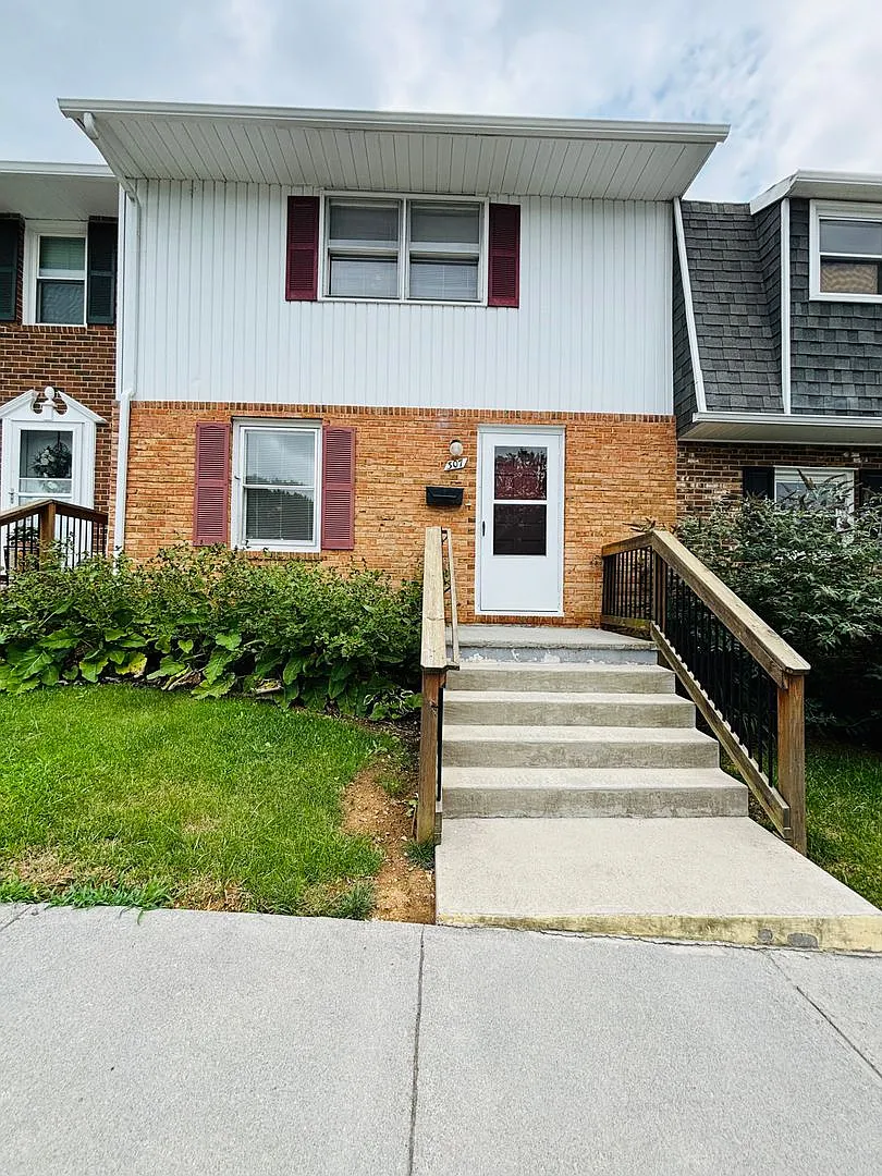 3 Bedroom 1.5 Bath Townhouse — Photo 1