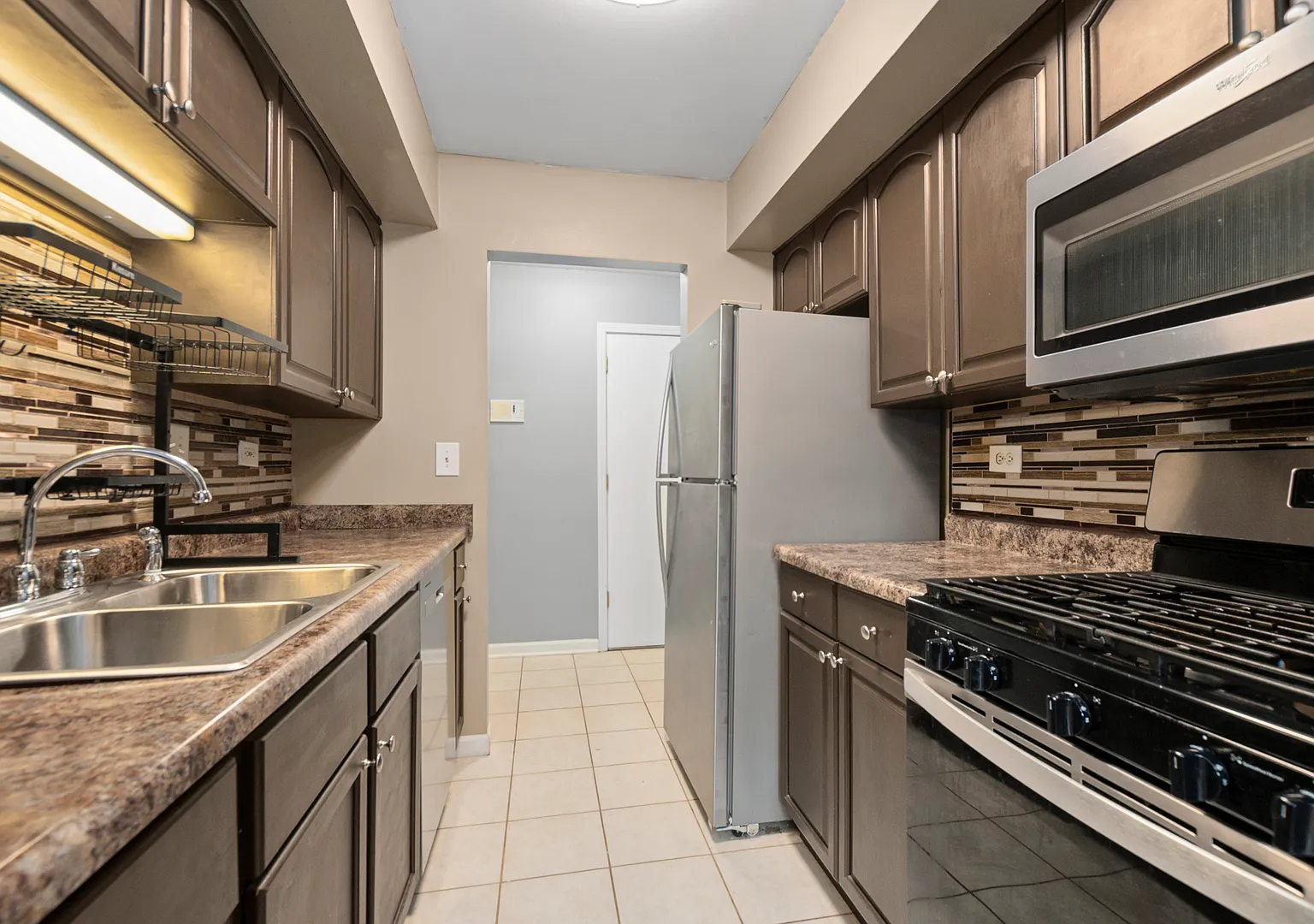 2 bed, 950 sqft, $1,995 — Photo 3