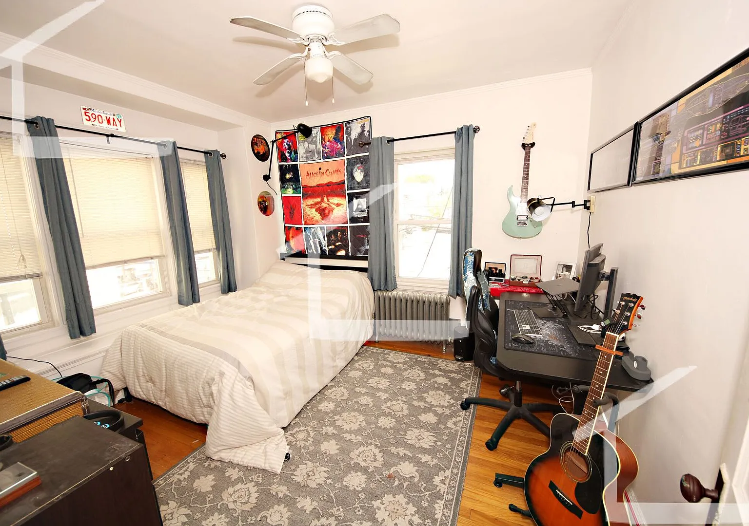 Spcaious 3 Bed Right In The Heart of Oak Square! — Photo 4