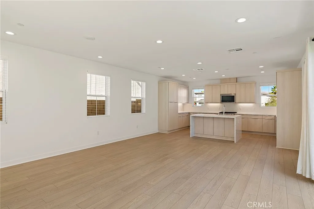 4 bed, 2.5 bath, 2004 sqft, $3,300 — Photo 3
