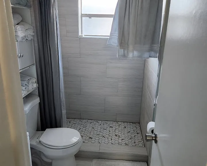 829 NE 12th Ave #3 — Photo 3