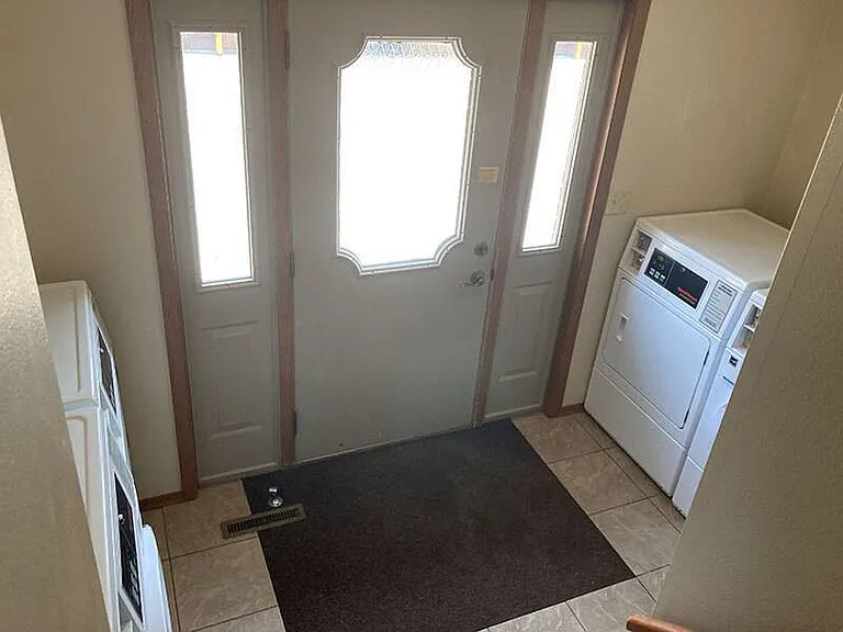 920 E Elm St — Photo 2