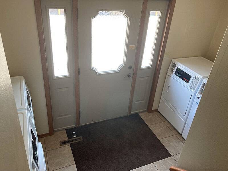 2nd image of 920 E Elm St