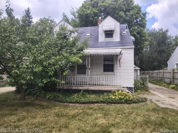 19131 Elkhart St, Harper Woods, MI 48225