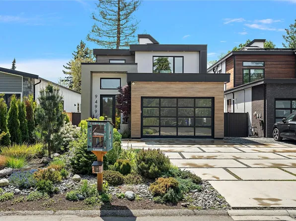 9499 Maryland Dr, Sidney, BC V8L 2R3