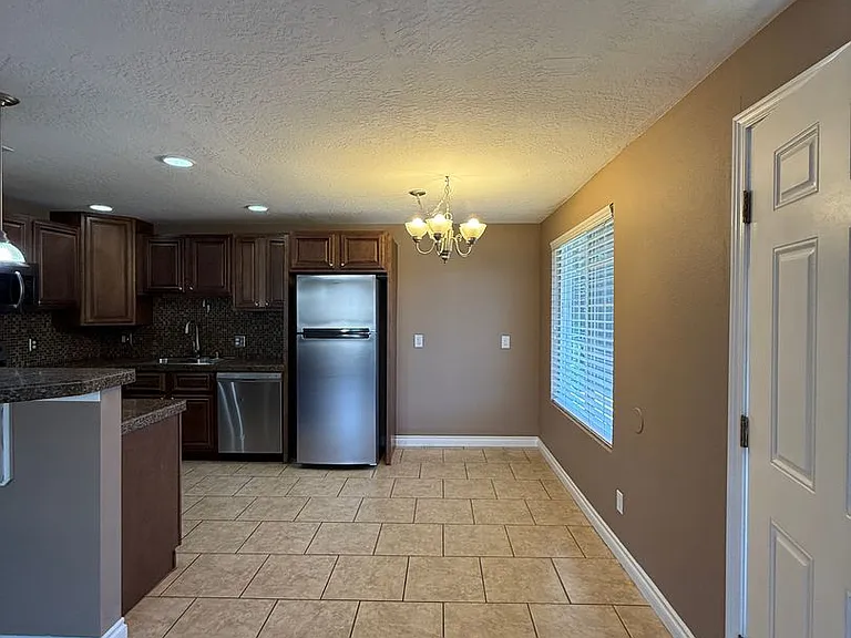 526 S 40th Ave #D — Photo 6