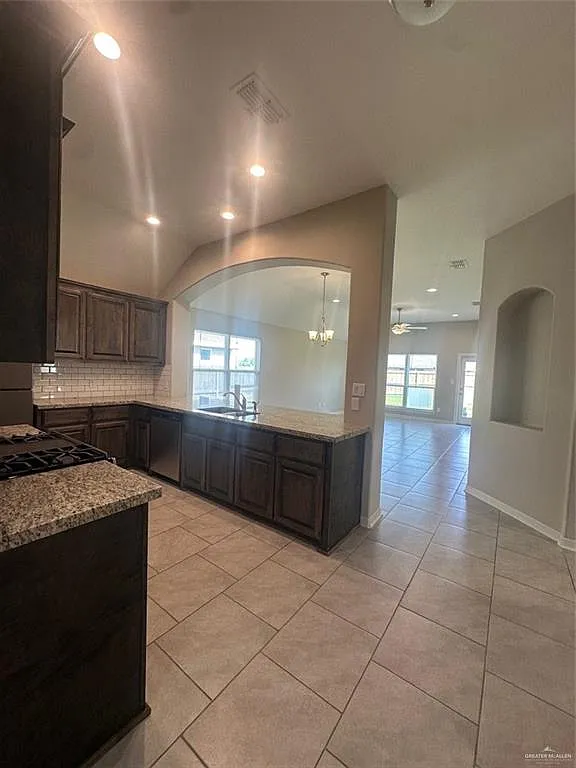 4 bed, 2.0 bath, 1611 sqft, $2,200 — Photo 4