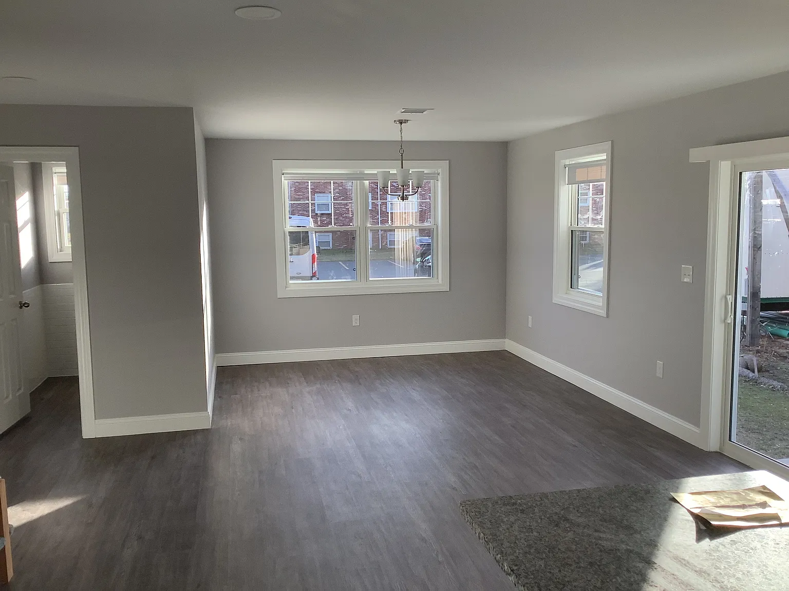 3 bed, 2.5 bath, 2100 sqft, $4,200 — Photo 2