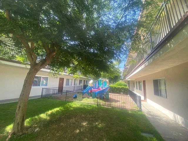 Building Photo - Plaza Court