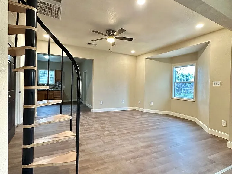 1320 Orient St — Photo 4