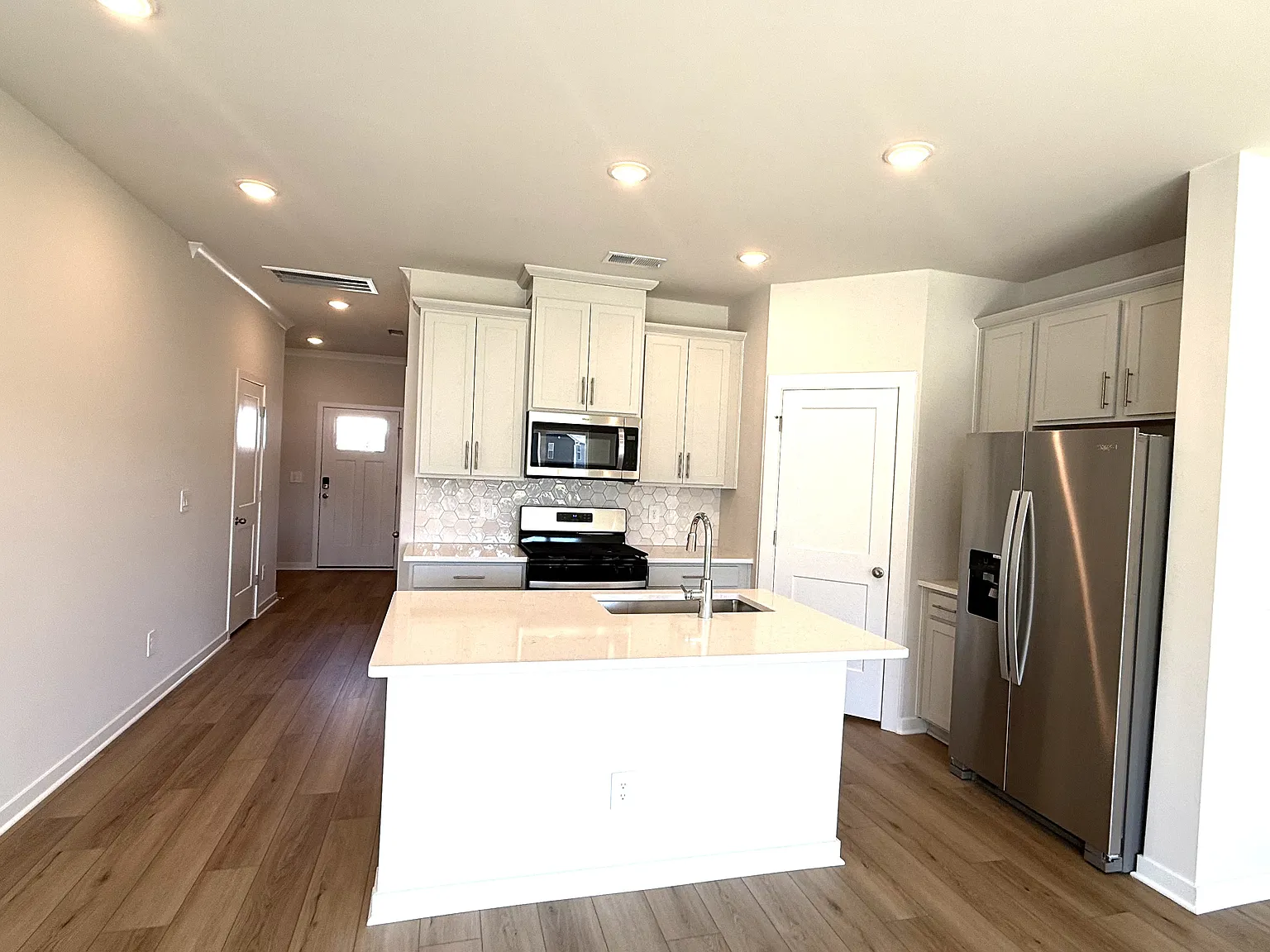 3 bed, 1600 sqft, $2,000 — Photo 3