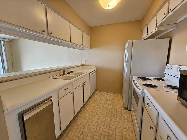 12600 Melville Dr #321B — Photo 13