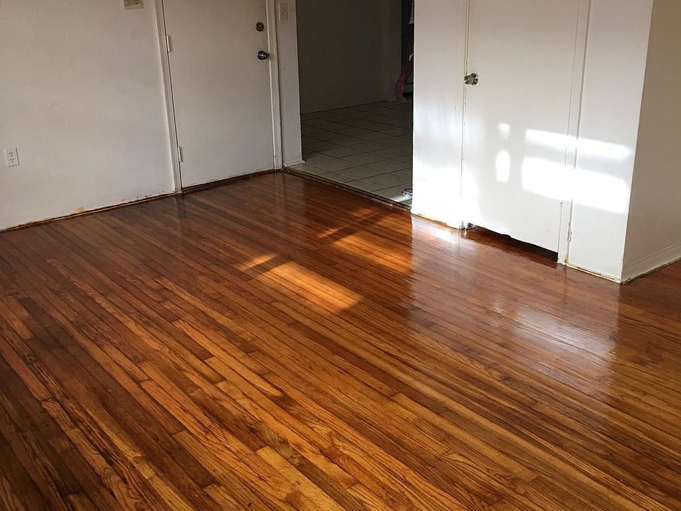 2nd image of 985 Bay Dr APT 4