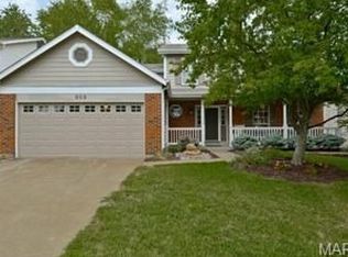 909 Kylemore Dr, Ballwin, MO 63021