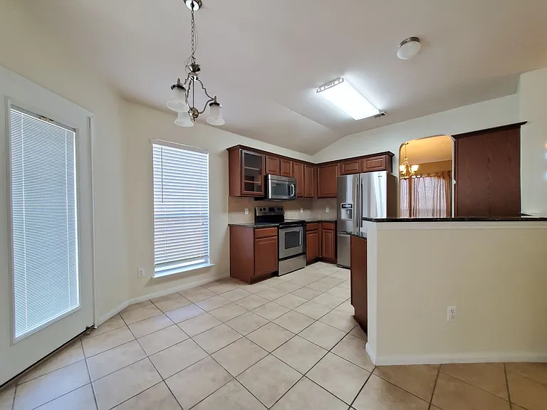6304 Taree Loop — Photo 9
