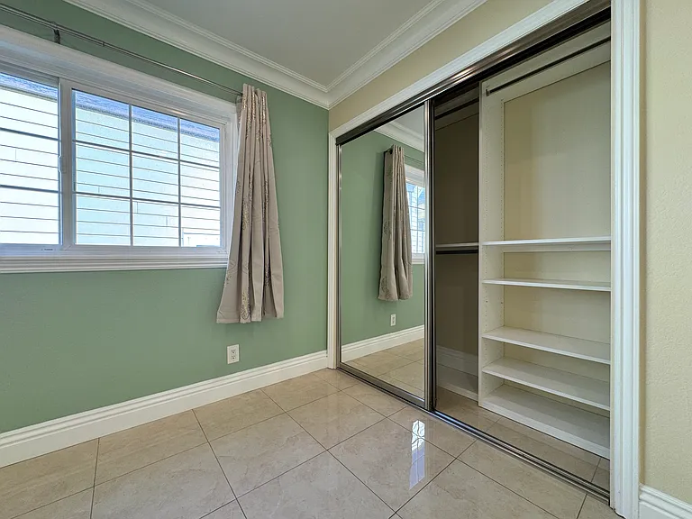 Guest bedroom Closet