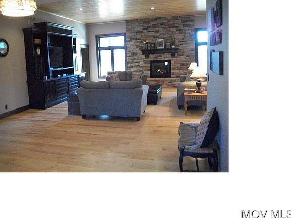 Spacious living room 