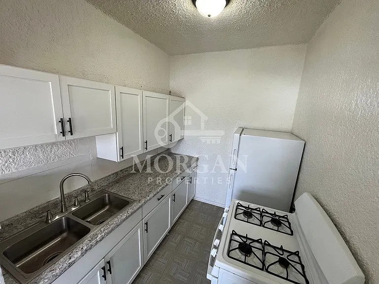 1231 W Walnut St — Photo 52