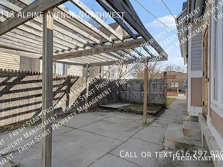 1113 Alpine Ave NW — Photo 32
